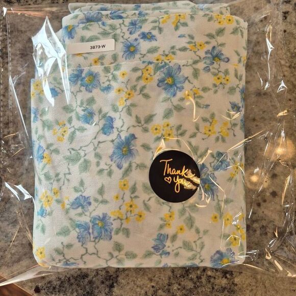 Fabric, White Blue & Yellow Floral Poly/Spandex 60" x 2 yds - Picture 3 of 4